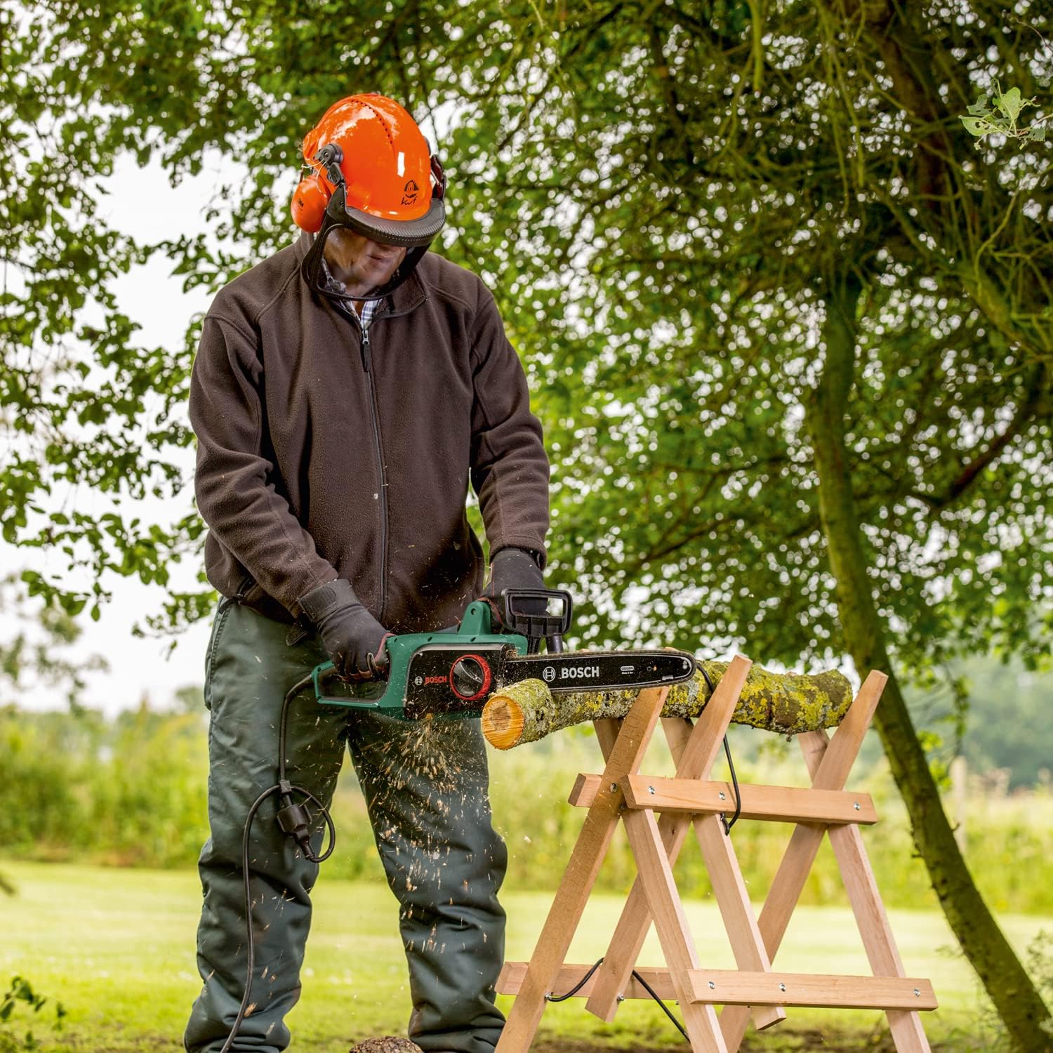 Bosch Chainsaw UniversalChain 35 (1800 W, Lightweight: 4.2 kg, Chain Speed: 12m/s, in Carton Packaging)