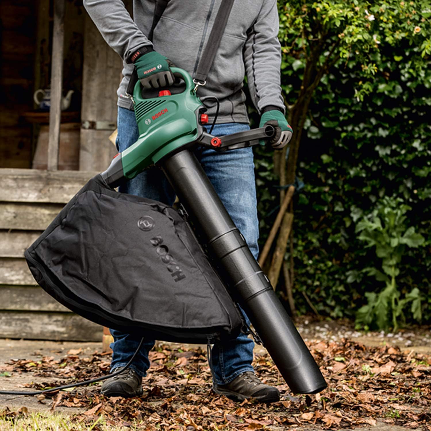 Bosch Electric Leaf Blower and Vacuum UniversalGardenTidy 3000 (3000 W, collection bag 50 l, variable speed, for blowing, vacuuming and shredding leaves, Weight: 4.7 kg, in carton packaging)