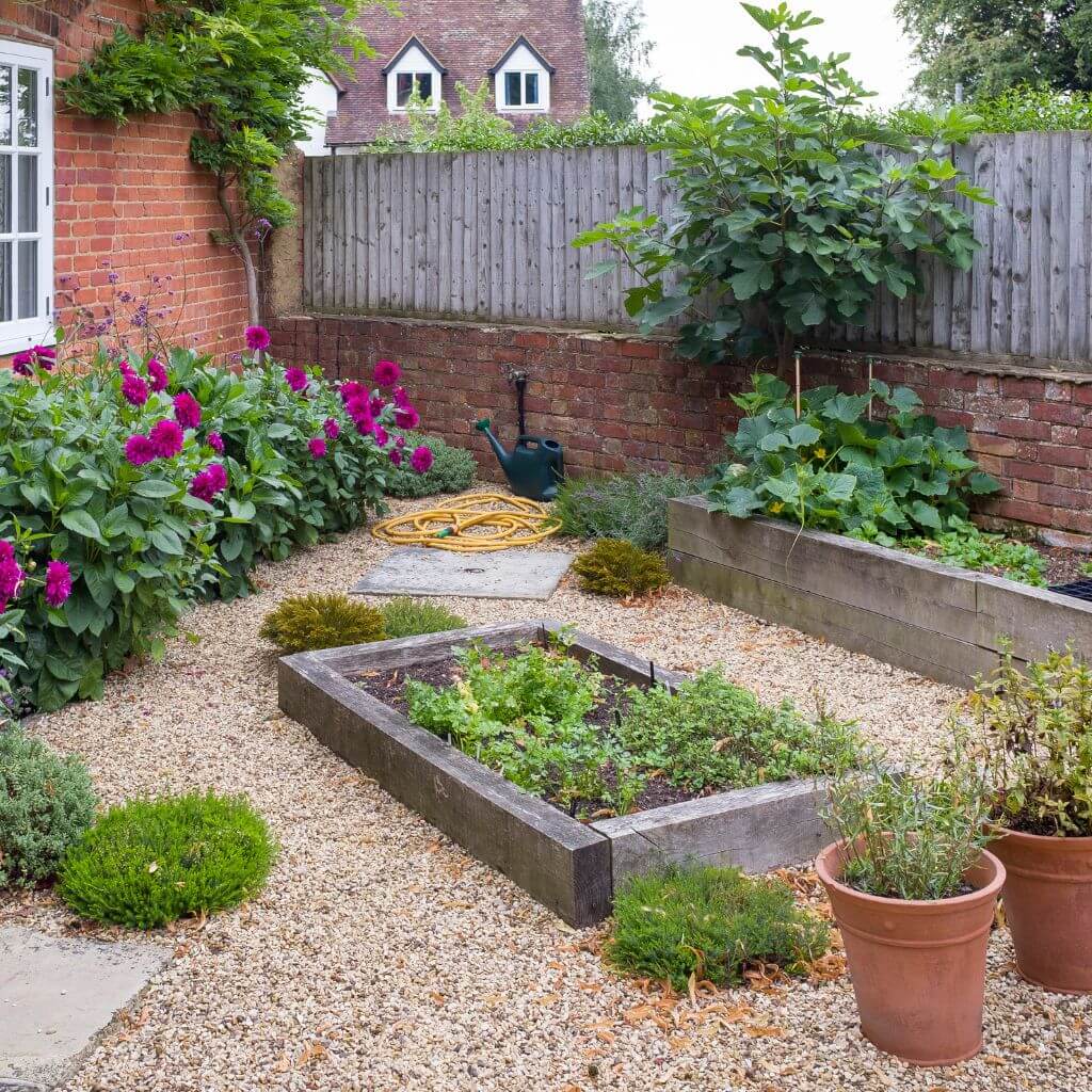 Garden Sleepers on Gravel Garden | Building Material Reviews