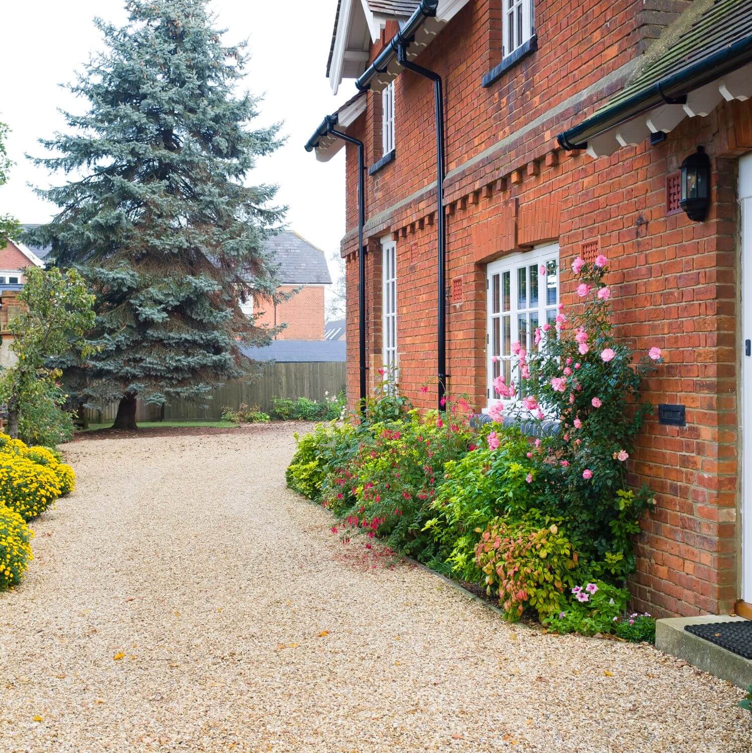 Driveway with Gravel Aggregates | Building Material Reviews